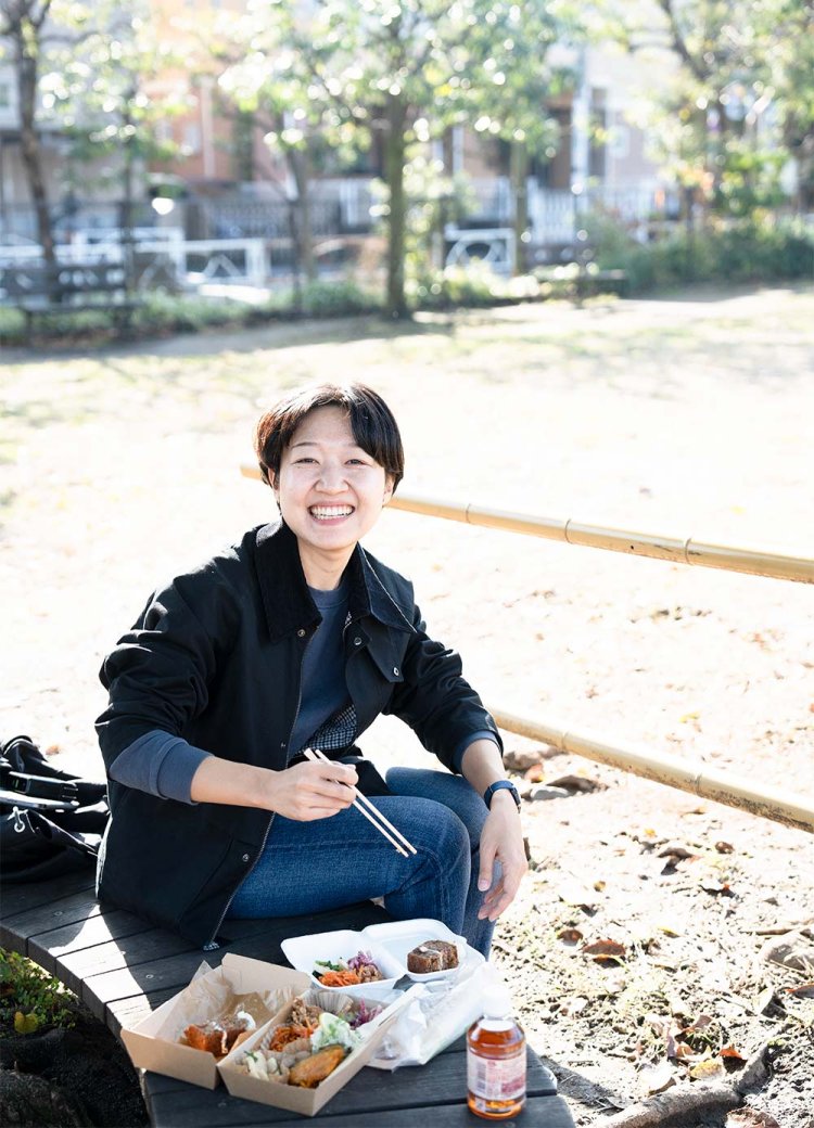 代沢せせらぎ公園でひとやすみ。お総菜を食べるのにぴったりのベンチも！「緑道のそばはのどかで気持ちがいいね！」。