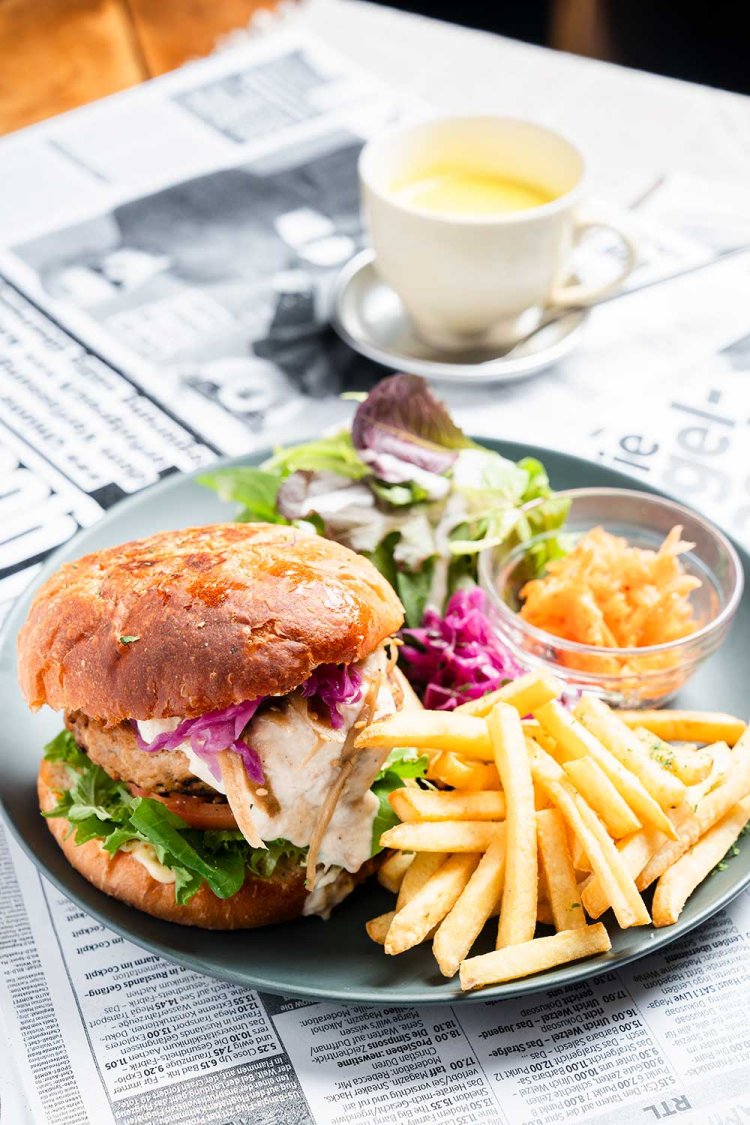 ヘルシーバーガー1350円。ふわりとターメリックが香るコーンスープ付き。