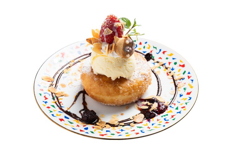 パン職人お手製ドーナツ《喫茶店のパンドーナツケーキ》950円。