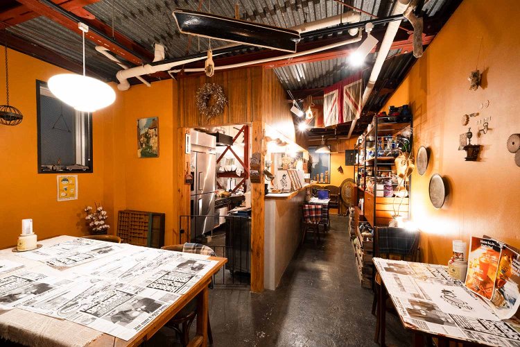 2階にあるアンティークショップの商品も並ぶ店内。