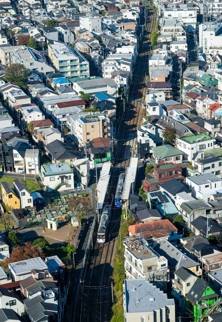 「キャロットタワー」から見た東急世田谷線。