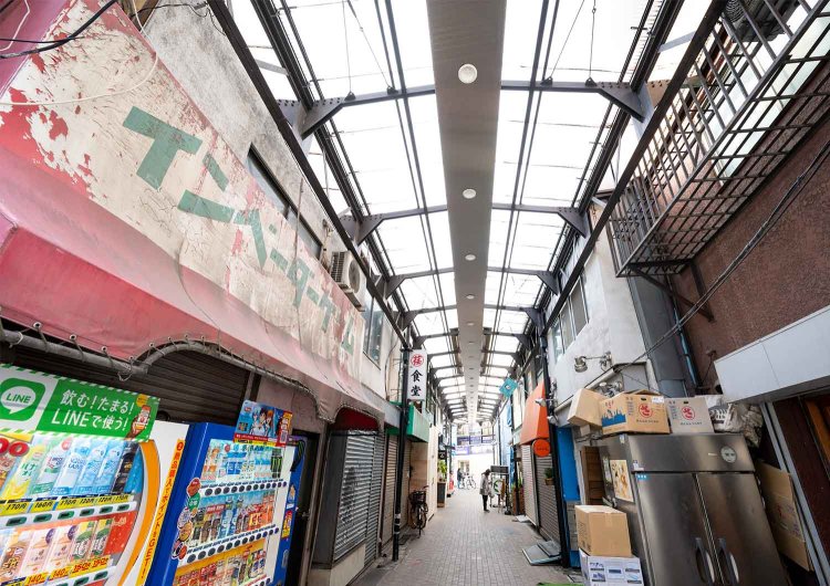 三軒茶屋十一番街商店会は昭和の風情たっぷり。