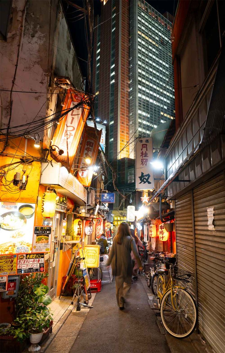 昼と夜で全く違う表情を見せる三角地帯。