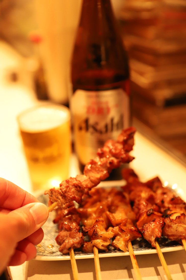 カシラなどやきとんは各150円。タレ・塩・醤油から選べる。瓶ビール700円。