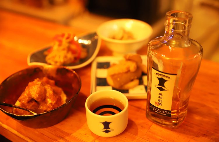 奥は3品盛り合わせ770円。熟成酒の「瑞祥黒松剣菱」60㎖ 880円。