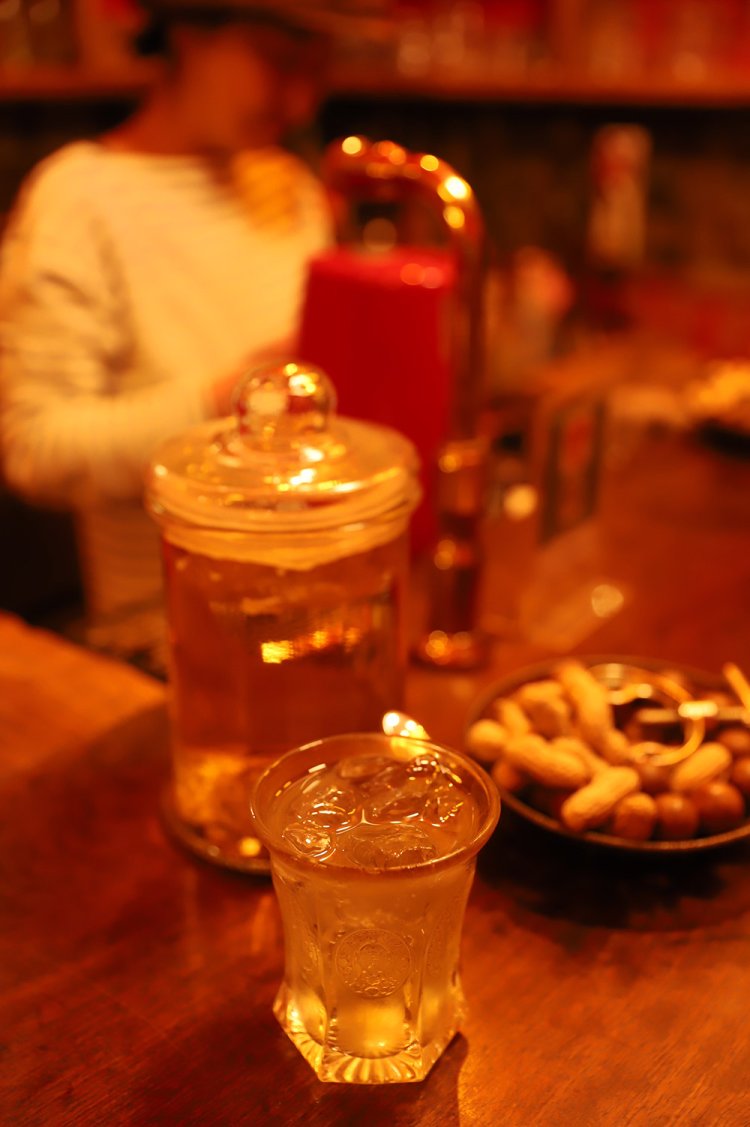 バイマックル（コブミカンの葉）ジン650円。お通しのマカデミアナッツや落花生は食べ放題。