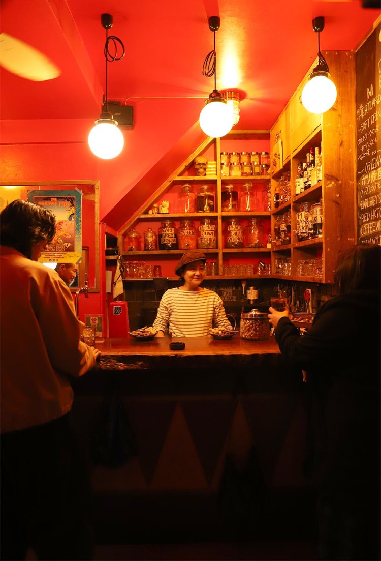 「ナッツの殻は床にポイでOKですよ」。