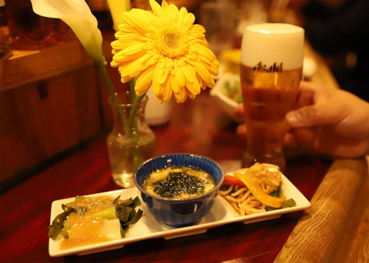 卵と生青のりのスープ、ネギとワカメのぬたなどお通し3品1100円。生ビール600円。