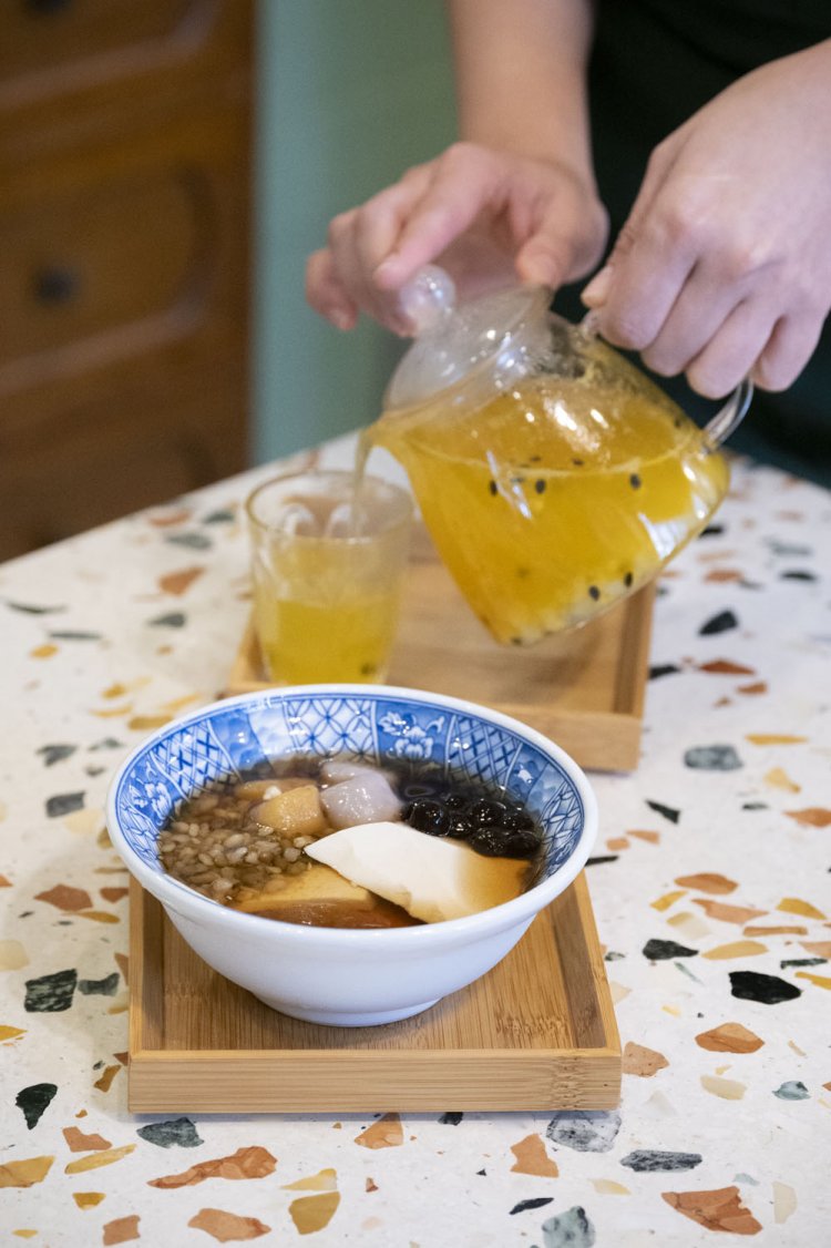 プ レーン豆花660円、パイナップルパッションフルーツティー660円。