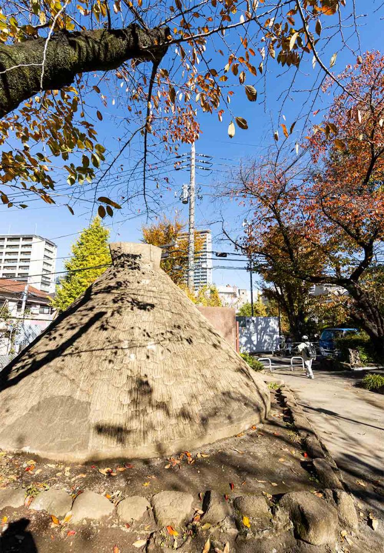 東山貝塚遺跡には縄文時代の竪穴式住居の復元が。
