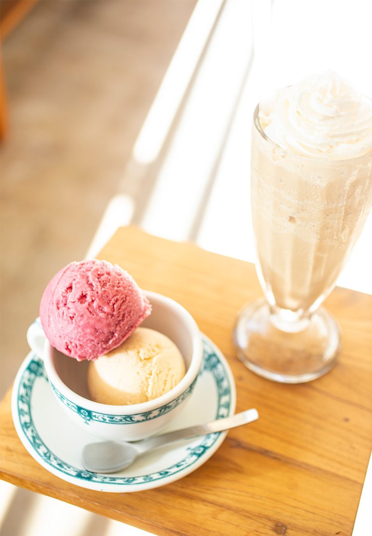 NATURAL ICE CREAM 2SCOOP（山桃・SUHO手作りバニラアイス）1450円、COFFEE ICE CREAM LATTE 950円。