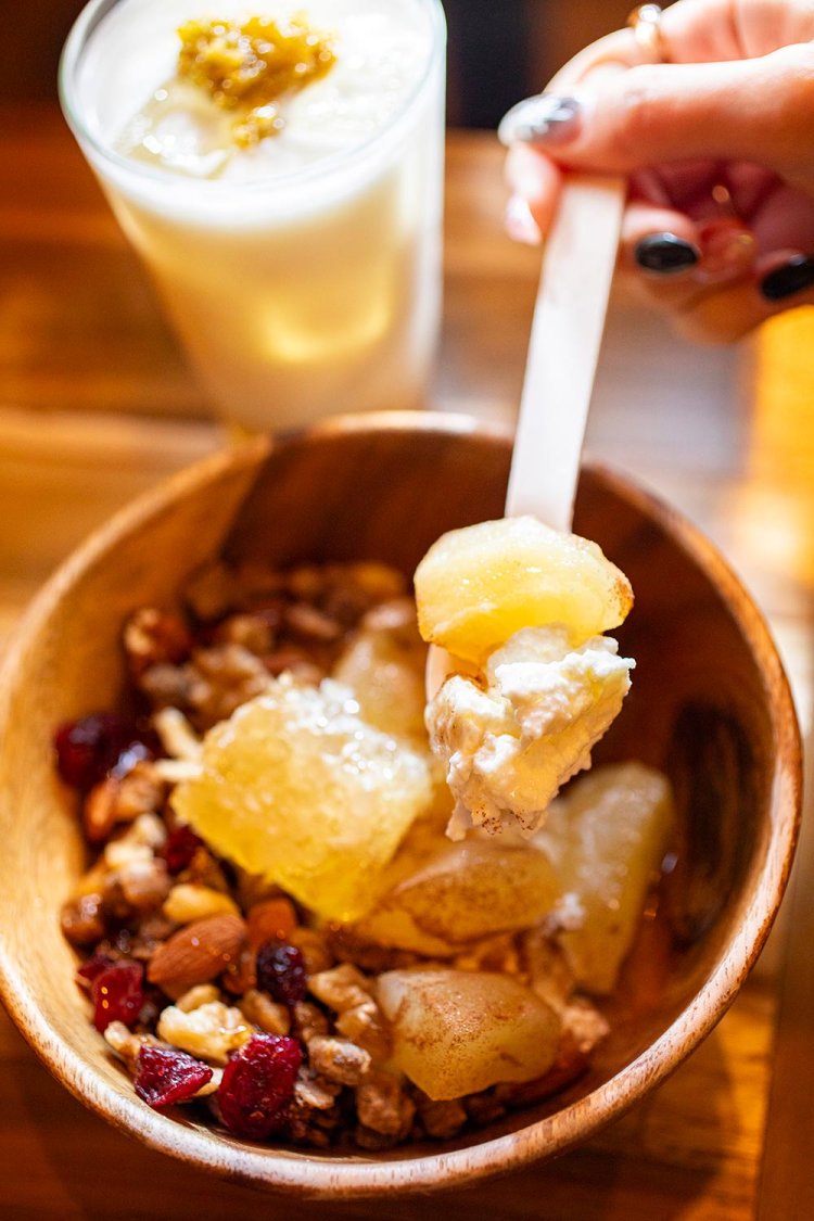 アップルシナモン1430円にトッピングしたのはコムハニー380円。