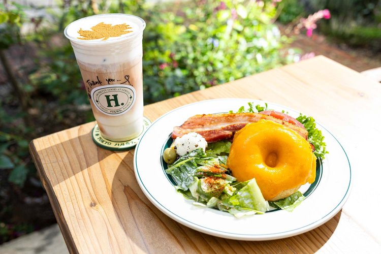 B.L.T PLATE1680円とクリーミーチャイティーラテ980円。