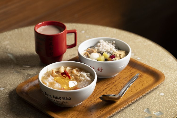 ぜんざいシロップとトッピングのきなこが特徴的な明天豆花900円(右奥)と、華やかに香る期間限定の金木犀豆花1000円。プーアールミルクティー600円。