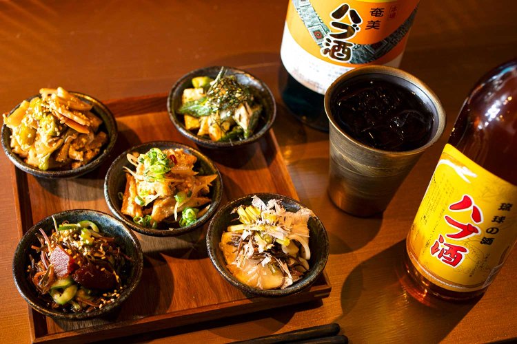 小鉢盛り合わせ1870円。内容は日替わりで、どれも酒が進む味。