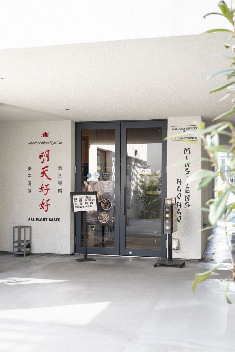 線路跡地の商業施設「reload」に入る。