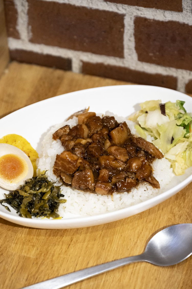 台湾ルーロー飯1050円。特製の甘醤油に漬け込んだ味玉もいい味を出している。