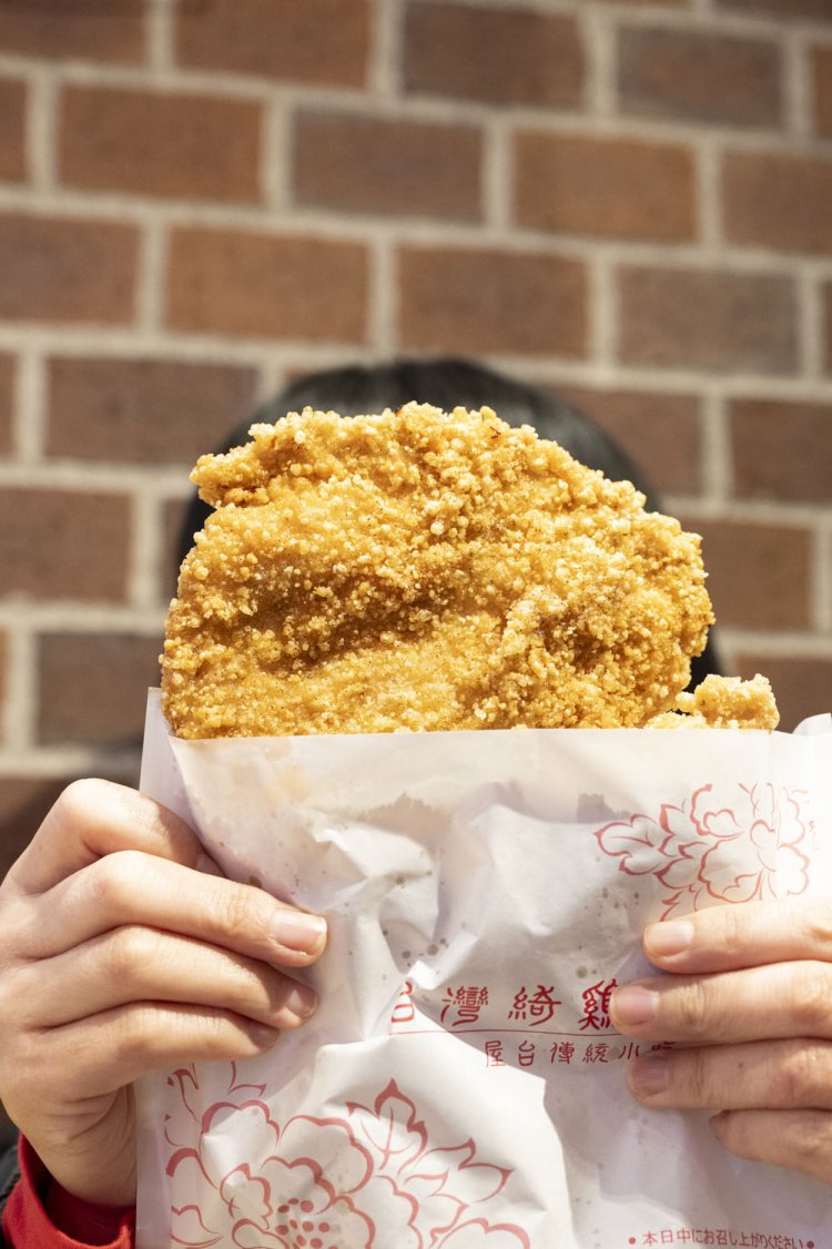 巨大な台湾唐揚げ、ザージーパイ750円。手に伝わってくる重みが食欲をそそる。