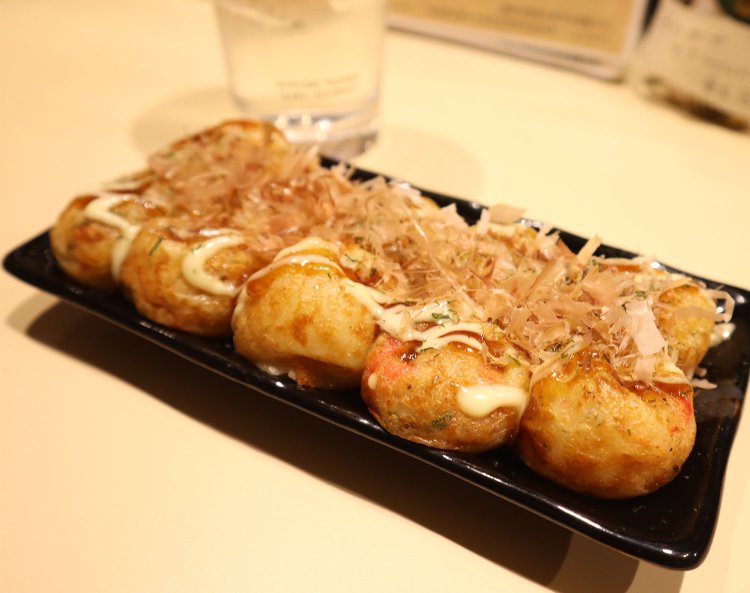 たこ焼きは5個275円〜と、つまみとしてのコスパも良すぎる。