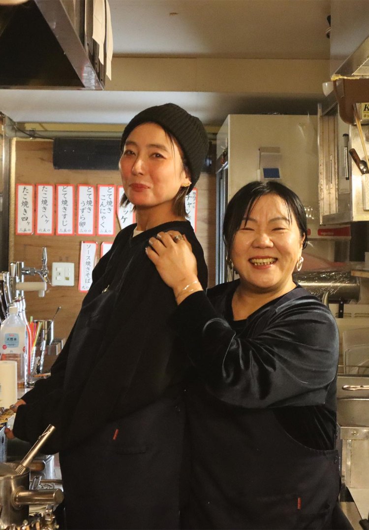 昭美ママ（右）とスタッフめぐさん。二人のトークがまた楽しい。