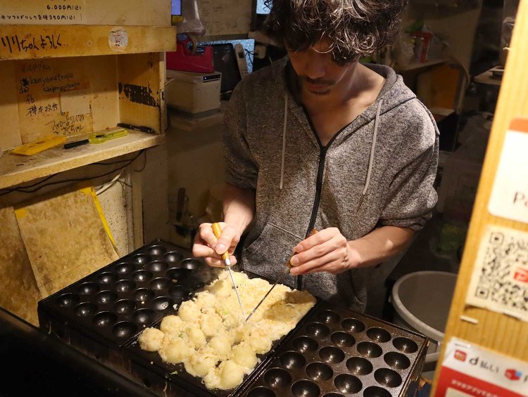 爆速で焼くせいやさんの手際に魅せられる。