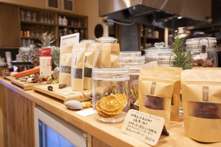 自家製鹿ジャーキーなども販売。