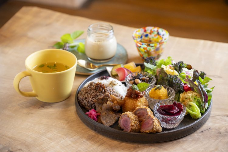 みつるプレート3260円。鹿カツ、猪の唐揚げ、雑穀コロッケをメインに季節野菜のデリ、うずらプリン、発酵ドリンクも楽しめる。