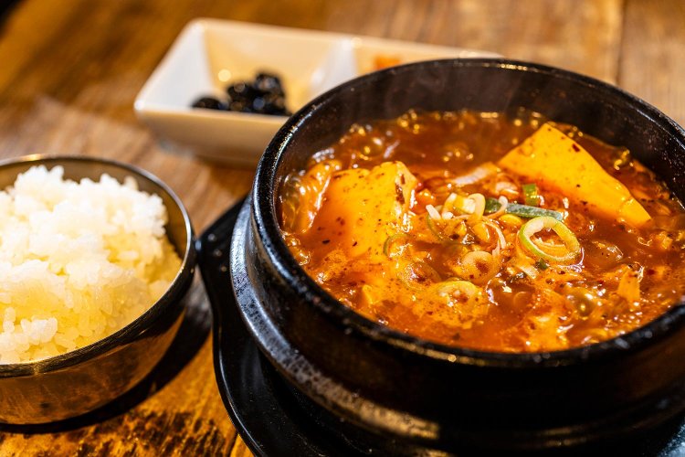スンドゥブチゲ1000円は、五味が口中を駆け巡る味わい深さ。ライスと副菜付き。