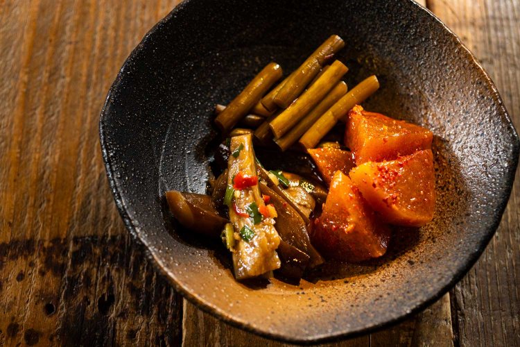 季節の食材を使った週替わりのナムル300円（単品注文不可）。