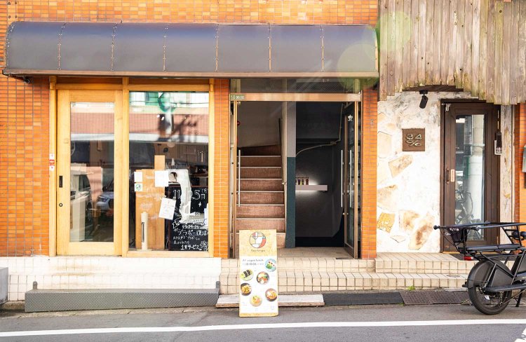 お店は地下1階。