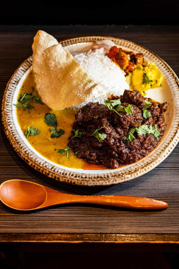 8時間以上かけて丁寧に仕込むスペシャルマトンカレーset1500円は、レンズ豆のカレー（ビーガン仕様）付き。ライタやアチャールもカレーに負けない自信作。