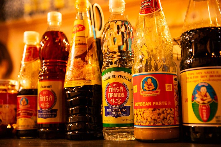 料理を作る上で欠かせない現地の調味料。