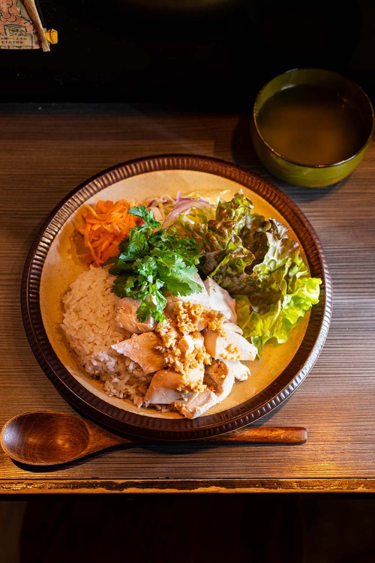 鶏胸肉ともも肉を使ったカオマンガイ1100円。ライスはパラッとモチッとをかなえるプリンセスサリー米。鶏のうまみが生きたスープ付き。