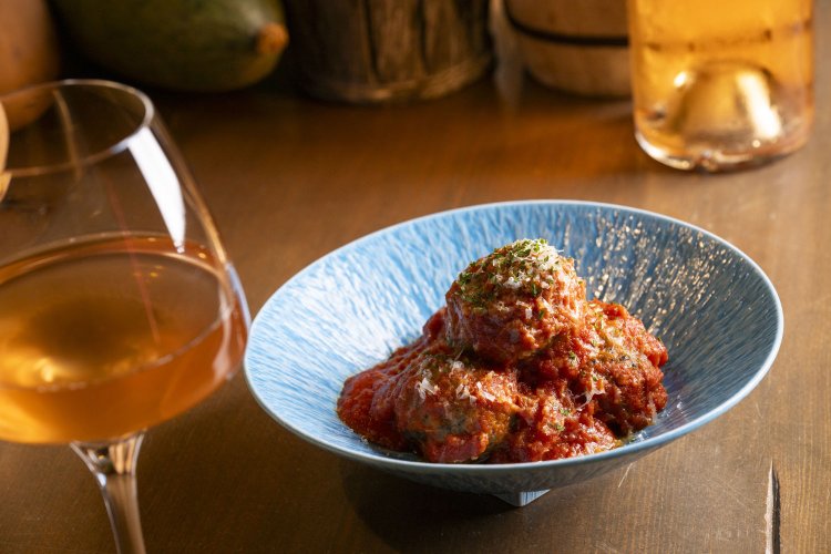 夜のメニューのポルぺッティ880円は、複雑な味わいでナチュラルワインとベストマッチ。