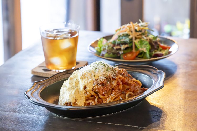 スクリームエッグとマウンテンチーズのボロネーゼ1500円。セットサラダは300円～、ドリンクは150円～。