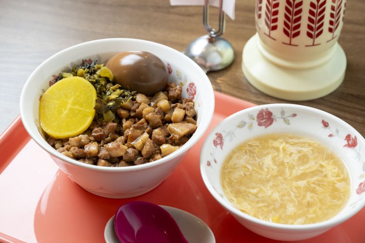 魯肉飯セット990円～は煮卵とスープが付く。単品は880円～。