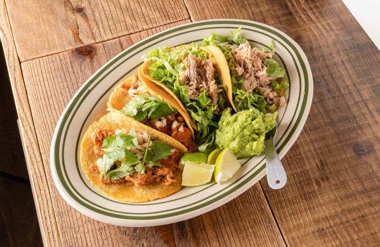 夜のメキシカンタコスは2p 790円。写真は右からパストール、カルニータス。