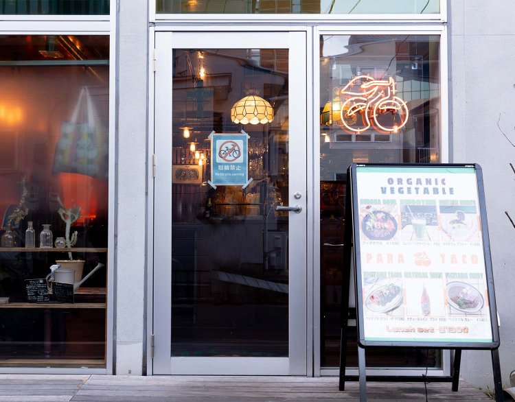 昼間のみ営業だが、アルコールも揃う。