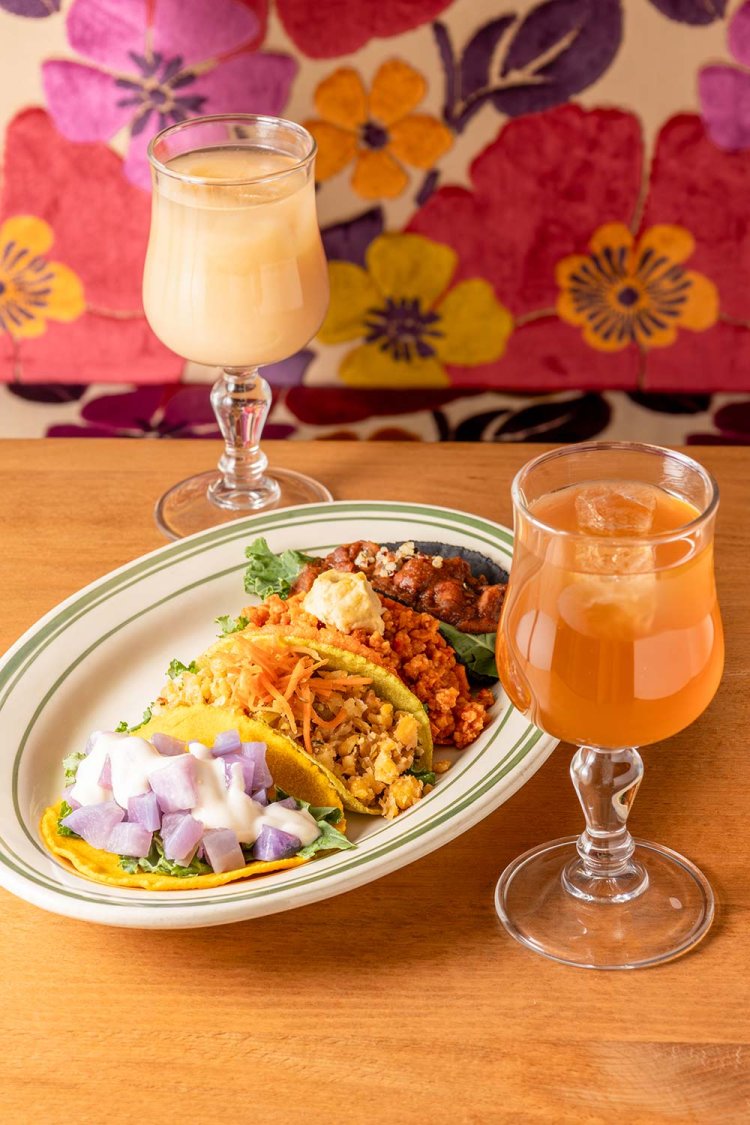 オリジナルタコスセット1430円。手前からコンブチャのプレーン600円、シーズナルの甘酒700円。