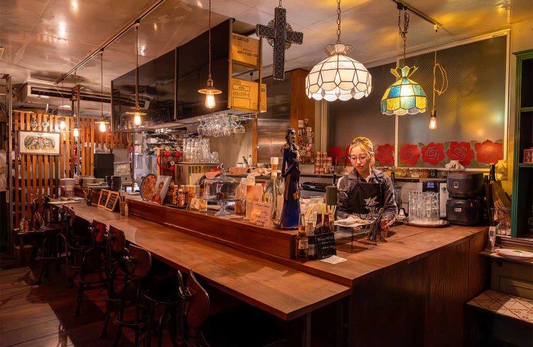 カウンターの他、ベンチシートのテーブル席もありゆったり。