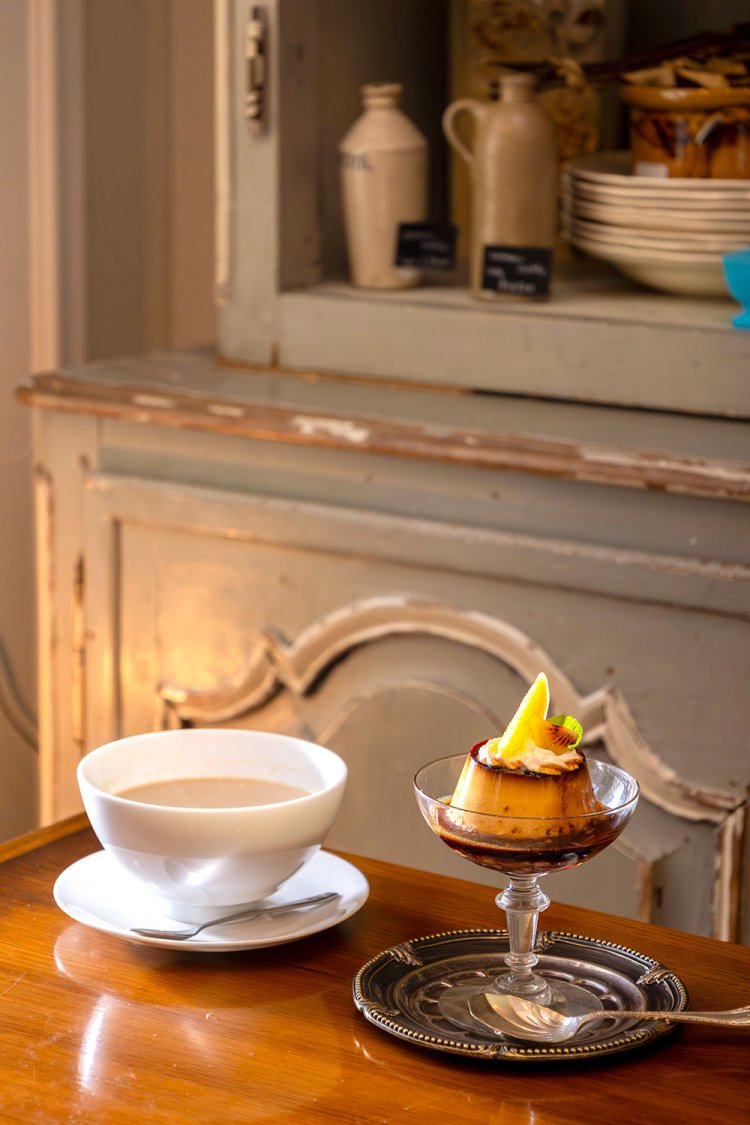 旬のフルーツを冠る自家製プリン650円と、カフェオレ700円。コーヒーは深煎りの豆を使用。