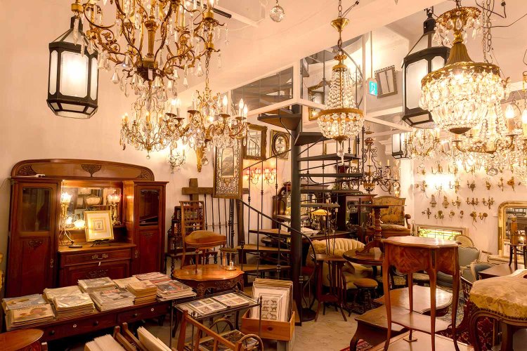 地階には古い映画ポスターや16世紀の木版画などの紙モノ、家具などが目白押し。気分は宝探しだ。