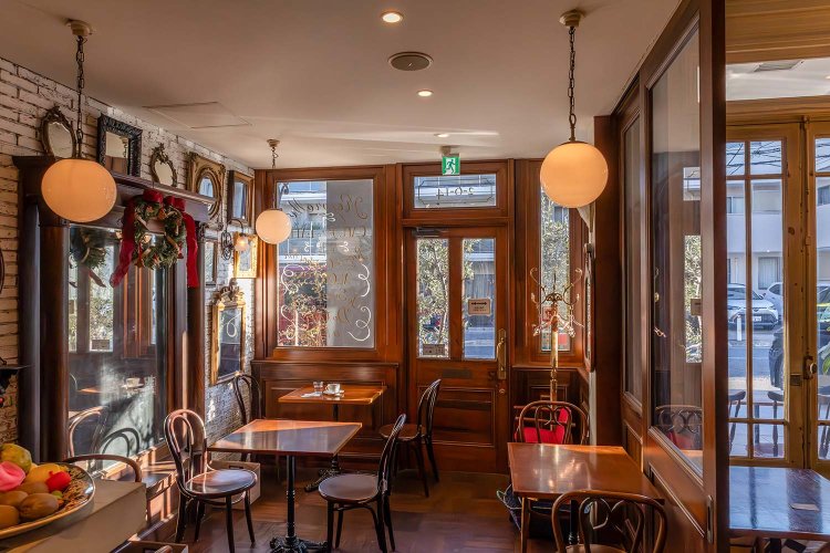 カウンター脇のカフェルームはおこもり席。季節限定スイーツも楽しみ。