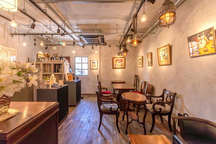 風景画は真理子さんの作品。