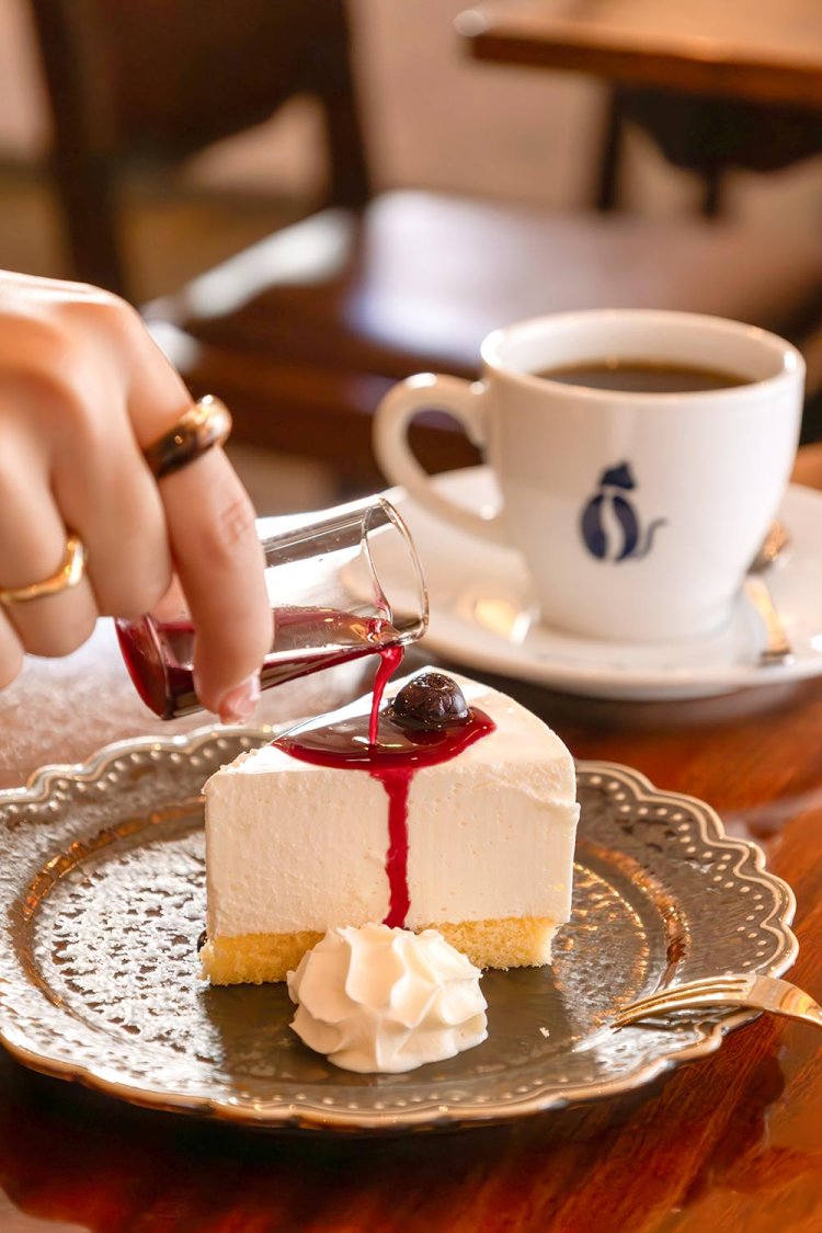 オリジナルブレンド600円、レアチーズケーキ550円には自家製ブルーベリーソースをかけて。