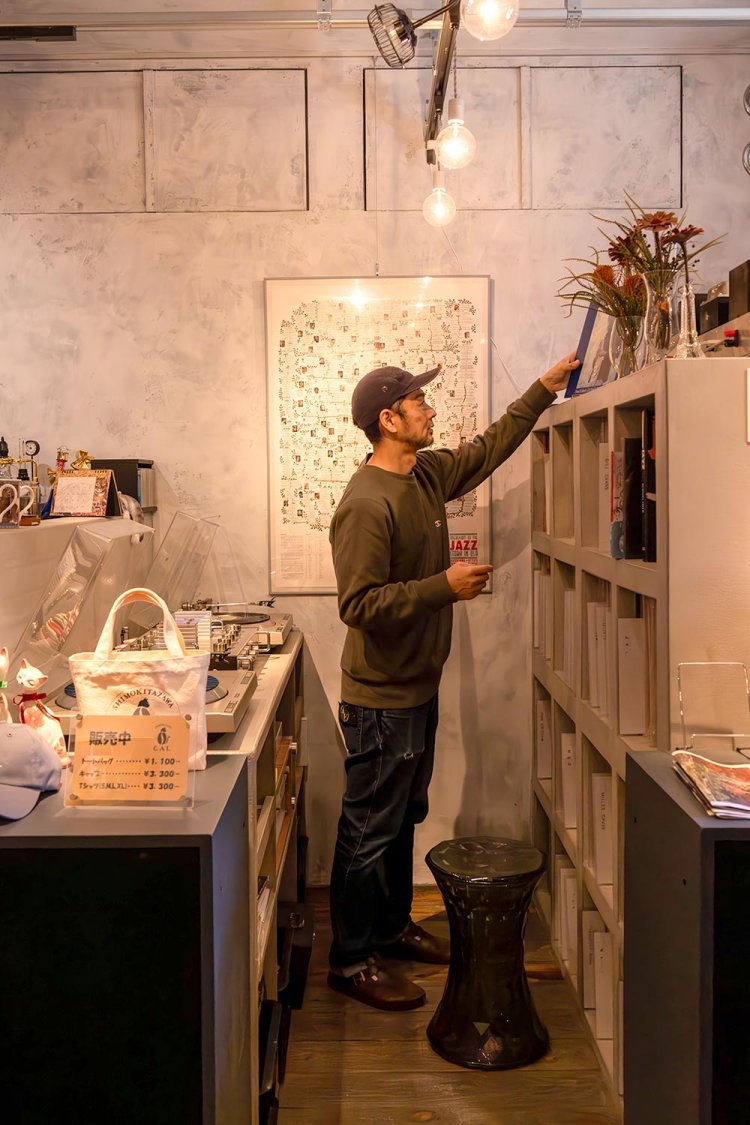 亡父のレコードを整理する店主の長男･宏信さん。「風変わりな作品が多いです」。