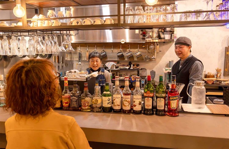 店に立つ真理子さんと次男の理史（ただし）さん。