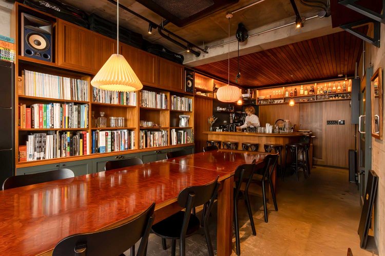 テーブル席のほか、カウンター席、窓際席、ボックス席もあり。