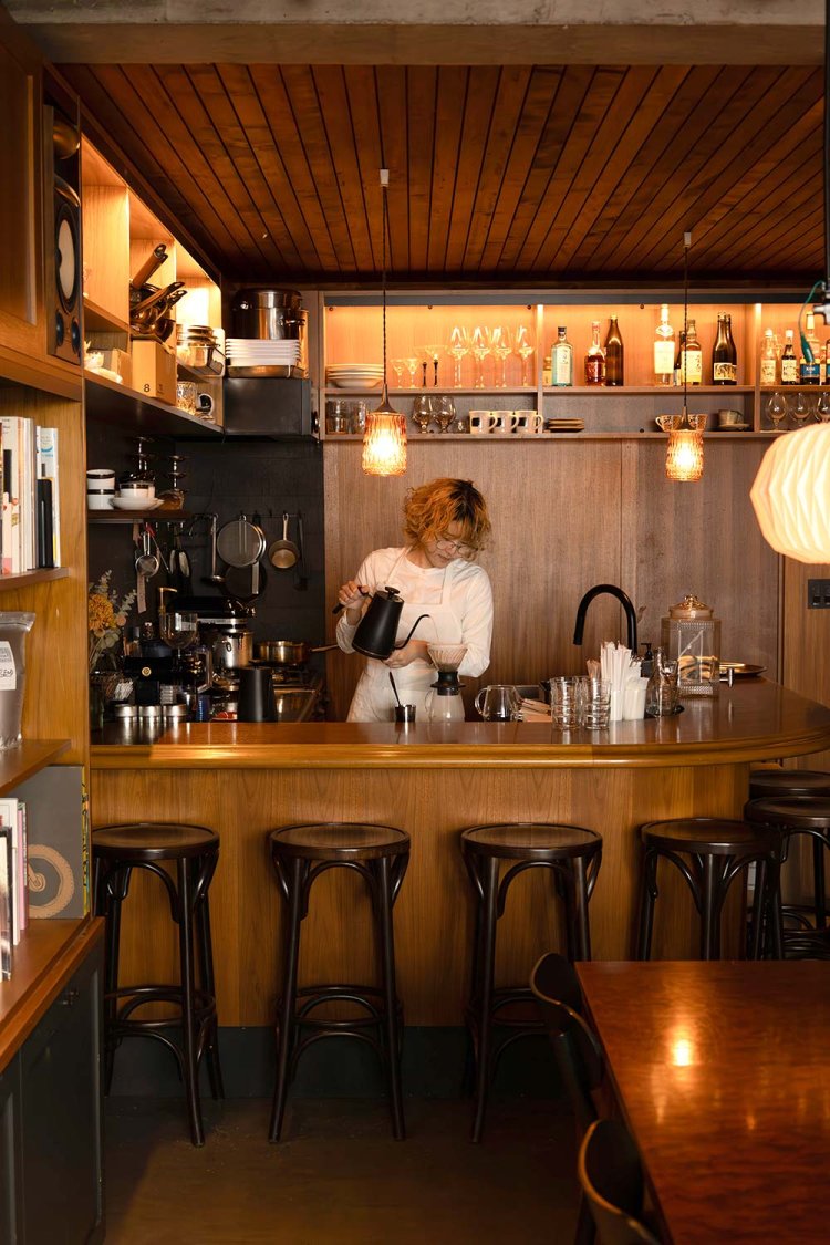 渋谷のロースターに特注した焙煎豆を浸漬式ドリッパーで抽出。