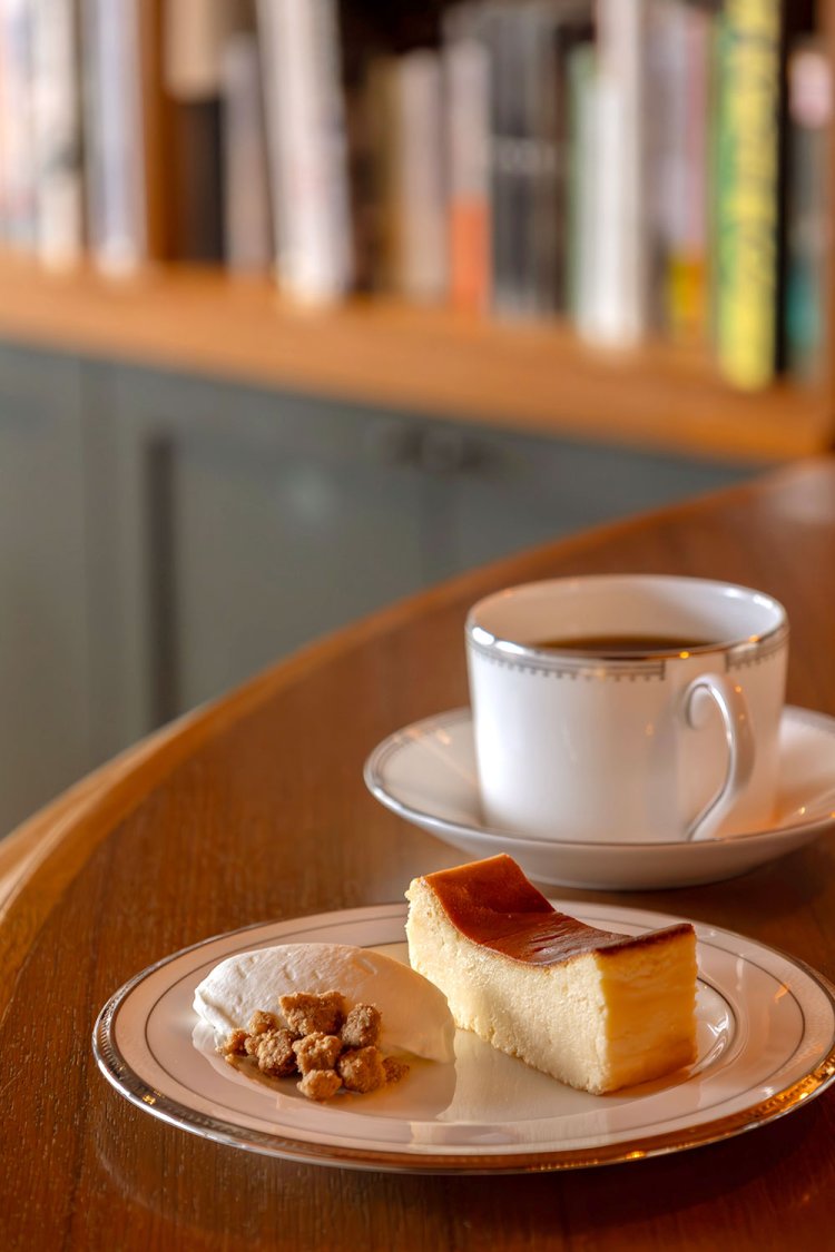 dripオリジナル喫茶ブレンドコーヒー600円、ベイクドチーズケーキ680円。